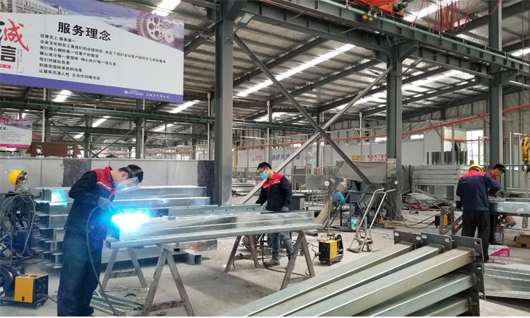 工人正在焊接候车亭图片